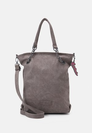 Sac cabas en daim gris avec poignées en chaîne et en tissu, bandoulière réglable et un pendentif en forme de clé attaché à une poignée.