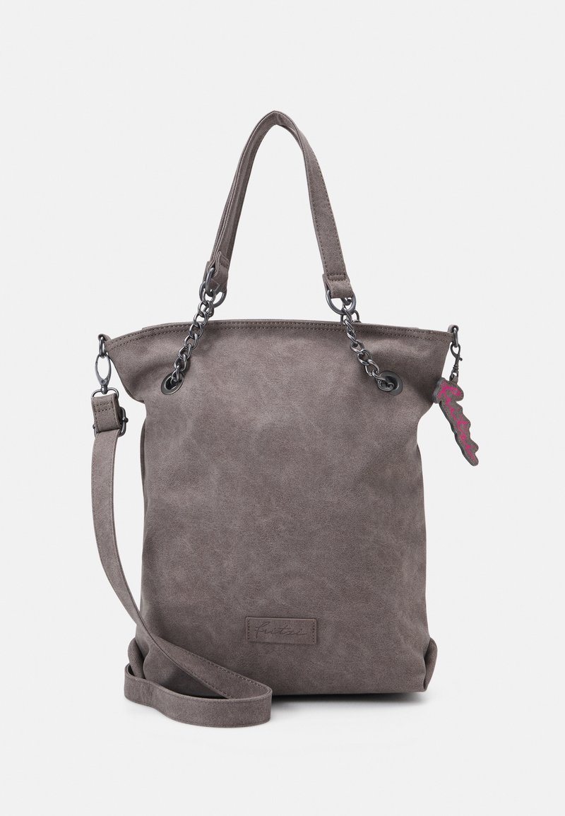 Sac cabas en daim gris avec poignées en chaîne et en tissu, bandoulière réglable et un pendentif en forme de clé attaché à une poignée.