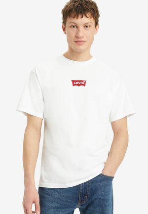 Witte katoenen t-shirt met een rood geborduurd Levi's-logo op de borst, met een klassieke ronde hals en korte mouwen. Ontwerp met een casual pasvorm.