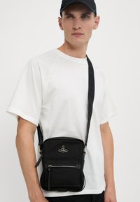 JACKSON CROSSBODY SATCHEL UNISEX - Rankinė per petį - black