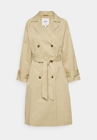Beige trenchcoat van lichtgewicht stof, dubbelgeknoopt ontwerp met donkere knopen, taille met riem en opgerolde mouwen. Soepele textuur, klassieke stijl.