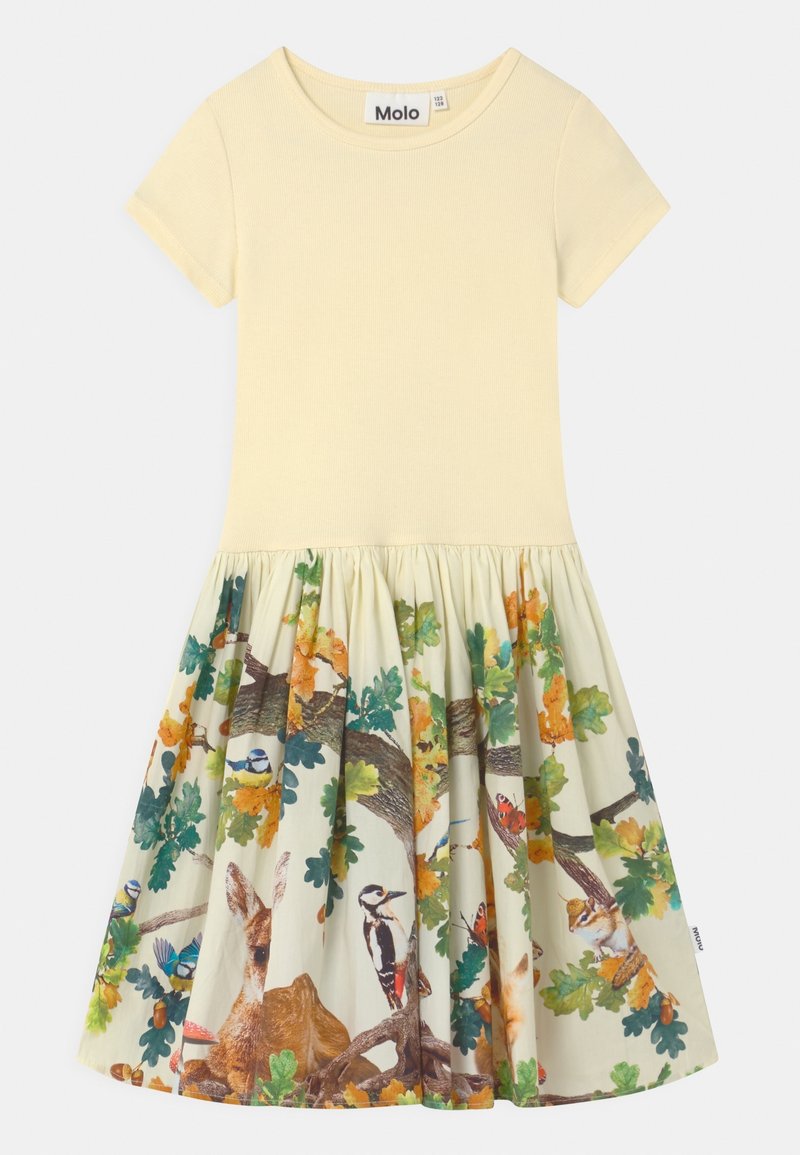 Sukienka z krótkim rękawem z jasnożółtą górą i rozkloszowanym dołem, z kolorowym nadrukiem przedstawiającym naturę z zwierzętami i liśćmi.
