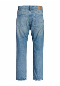 Svetlo modre ravne jeans hlače, prikazane od zadaj z dvema zadnjima žepoma in usnjenim žigom blagovne znamke na pasu.