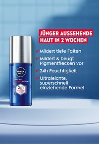 NIVEA Men Anti-Age Power Serum in einer blauen Flasche mit silbernem Verschluss. Text hebt Vorteile hervor: reduziert Falten, verringert Pigmentierung, feuchtigkeitsspendend.