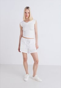 Gina Tricot RELAXED BLEND - Šorti - white