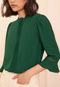 Love & Roses SCALLOP PINTUCK FLUTE SLEEVE  - REGULAR FIT - Camicetta - green