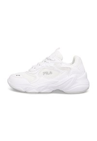 Adidași albi cu partea superioară din plasă și material sintetic, guler căptușit, talpă groasă cu design în valuri și detalii subtile cu logo pe lateral.
