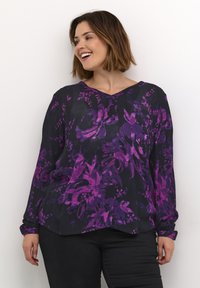 Zwarte blouse met lange mouwen, paars bloemenpatroon, v-halsontwerp, ontspannen pasvorm, zachte textuur en knoopmanchetten.