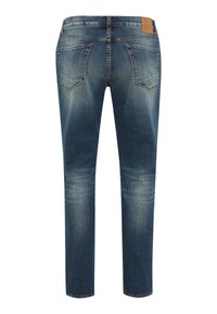 Donkerblauwe denim jeans met een rechte pijp, voorzien van vijf zakken, subtiele vervaging en een tan lederen label aan de taille.