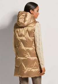 MADELEINE WARM WATTIERTE LONG - Weste - caramel