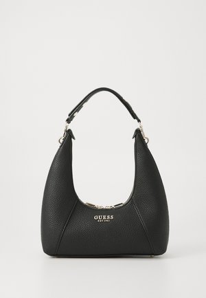 Czarna teksturowana skórzana torebka z krótkim uchwytem, srebrnym zamkiem błyskawicznym i logo „GUESS EST 1981” na środku przedniej strony.