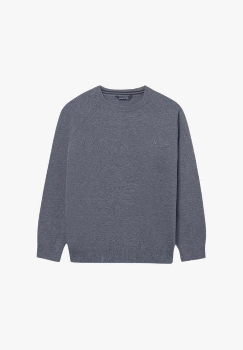 Maglione grigio a maglia con scollatura a girocollo, maniche lunghe raglan e un sottile logo sul petto. Texture morbida, design casual.