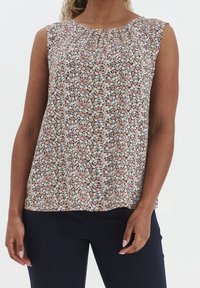 Blusa floreale senza maniche in tessuto morbido, caratterizzata da una base nera con fiori rosa e blu, scollo rotondo e dettagli plissettati.
