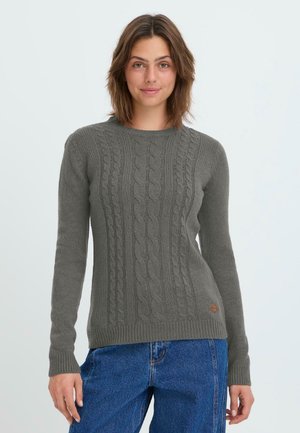 Pull en tricot gris avec motif en câble, décolleté rond et manches longues. Poignets et ourlet côtelés, doté d'un petit patch en cuir logo en bas.