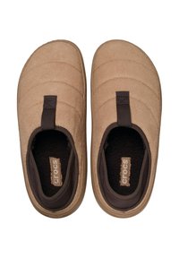 Brązowe zamszowe buty typu slip-on z pikowaną fakturą, elastycznymi paskami u góry i puszystym wnętrzem, z gumową podeszwą i oznaczeniami marki.