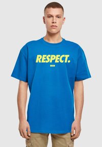 Blå bomulds T-shirt med fed gul tekst "RESPEKT." på forsiden, med afslappet pasform, rund halsudskæring og korte ærmer.