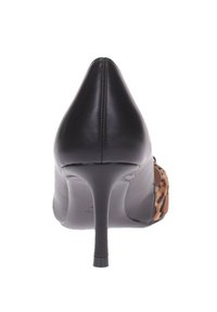 Scarpa nera con tacco a spillo stretto e dettaglio in stampa leopardata visibile sul lato.