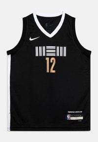 Černý basketbalový dres s designem ve tvaru V, bílými detaily a zlatým číslem "12". Obsahuje také vertikální a horizontální pruhované vzory.
