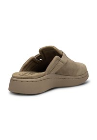 Svijetlosmeđi nubuk slip-on modeli cipela s zaobljenim oblikom, elastičnim bočnim panelima i debelim gumennim đonom. Glatka tekstura i prošiveni detalji.