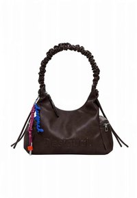 Pruun nahast käekott kokku kogutud sangaga, tõmblukuga tasku ja dekoratiivsete ripatsitega, millel on tekstureeritud pind ja reljeefne logo.