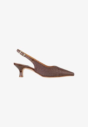 Scarpa slingback con tacco kitten in pelle intrecciata marrone, punta appuntita e cinturino regolabile con fibbia.