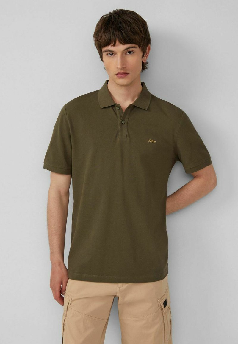 Olivgrünes Poloshirt mit kurzen Ärmeln, einer Zwei-Knopf-Leiste und einem kleinen gestickten Logo. Baumwollmaterial mit glatter Textur.
