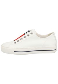 Sneaker casual bianco con tomaia in pelle liscia, cinque occhielli argentati, strisce di accento rosso e blu navy, e una striscia blu navy lungo la suola.