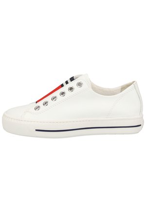 Sneaker casual bianco con tomaia in pelle liscia, cinque occhielli argentati, strisce di accento rosso e blu navy, e una striscia blu navy lungo la suola.