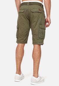Olijfgroene cargo shorts met meerdere zijzakken, gemaakt van katoen, met een stevige tailleband en rechte snit.