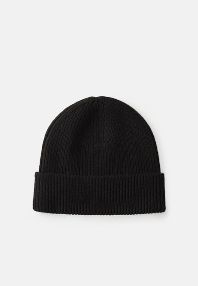 Beanie nero a coste con risvolto, caratterizzato da una consistenza morbida e una vestibilità aderente per garantire calore. Design pulito senza marchi visibili.