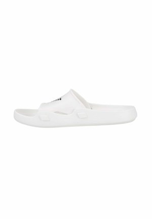 Sandalo bianco slip-on con una fascia chiusa dotata di aperture di ventilazione e un logo nero sulla parte superiore.