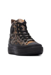 Zapatillas altas con un patrón de leopardo, cuero sintético marrón y negro, cordones negros, suela de goma y un parche con el logo en el lateral.