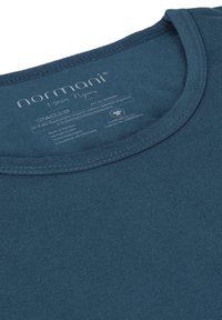 Dunkeltürkises Baumwoll-T-Shirt mit glatter Textur, Rundhalsausschnitt und genähten Kanten. Trägt das Pflegeetikett auf der Rückseite innen.