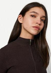 Bershka Vesta na kopčanje - dark brown