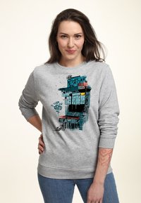 Sudadera gris con un estampado gr�áfico de un edificio en azul y naranja. Puños y dobladillo de canalé, con un escote tipo crew.