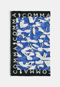 Niebieski szalik z abstrakcyjnym białym wzorem kwiatowym. Czarne krawędzie z białym tekstem "COMMA". Miękka tekstura, prostokątny kształt, frędzlowane krawędzie.