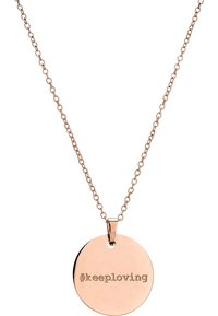 Roze gouden ketting met een ronde hanger gegraveerd met "#keeploving", bevestigd aan een fijne ketting met schakels. De hanger heeft een gepolijste afwerking.
