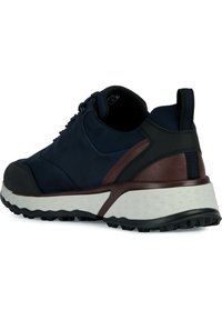 Marineblaue und braune Sneaker mit strukturiertem Obermaterial, gummierter Sohle und Schnürverschluss. Verfügt über kontrastierende Akzente und einen gepolsterten Kragen.