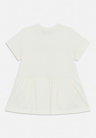 Φόρεμα για νήπια με κοντά μανίκια, εκρού χρώμα, στρογγυλή λαιμόκοψη και λεπτομέρεια φούστας με πιέτες στη μέση, σε απλό φόντο.