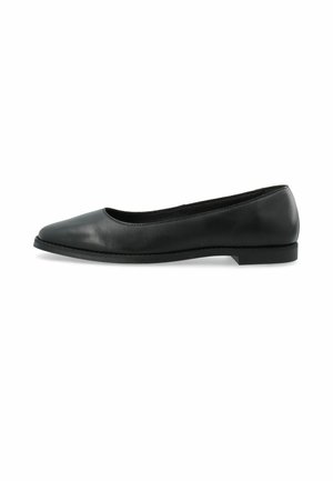 Chaussure de ballet plate en cuir noir avec un bout arrondi et un petit talon, vue de profil sur fond blanc.