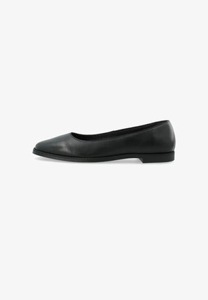 Chaussure de ballet plate en cuir noir avec un bout arrondi et un petit talon, vue de profil sur fond blanc.