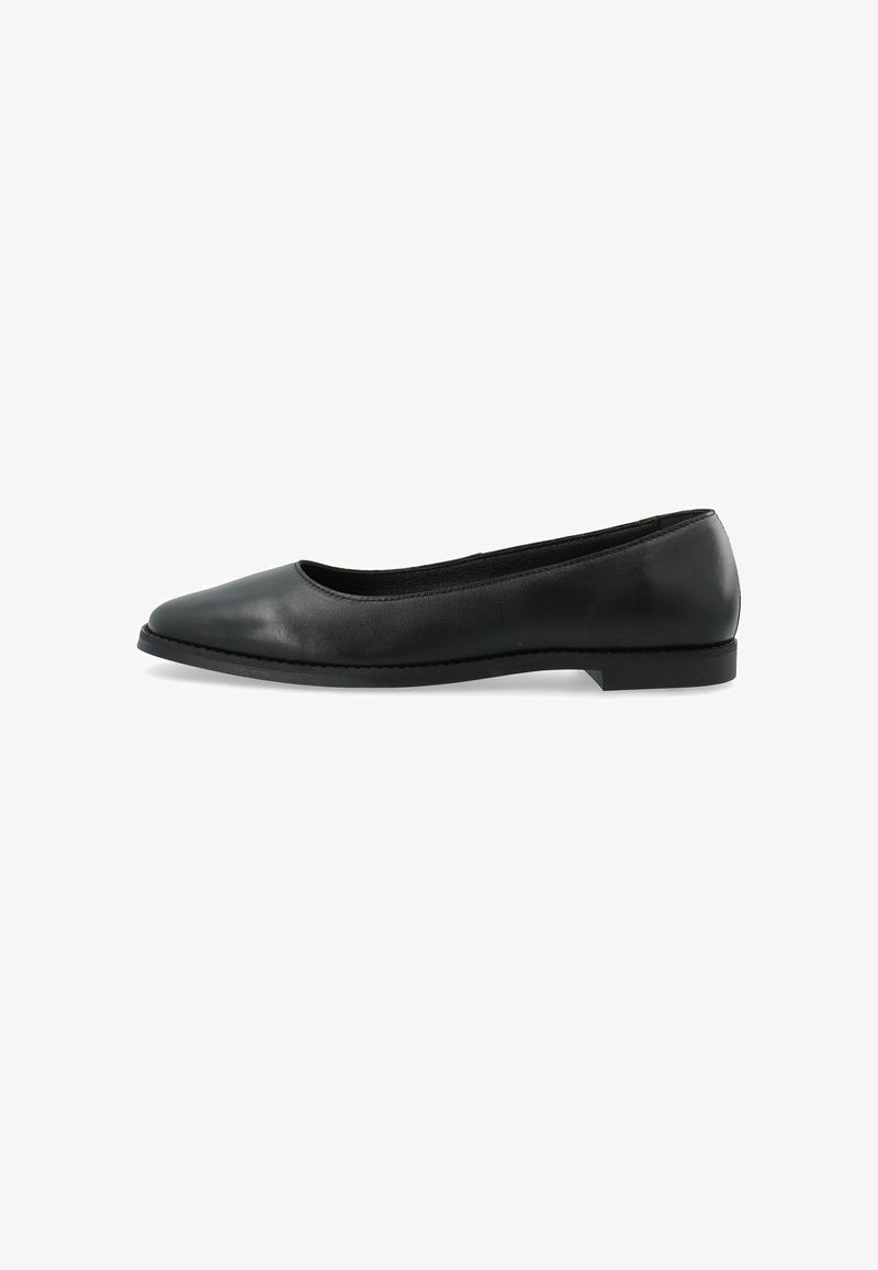 Chaussure de ballet plate en cuir noir avec un bout arrondi et un petit talon, vue de profil sur fond blanc.