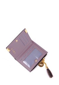 Světle fialová peněženka s hladkým povrchem, několika sloty na karty, průhledným okénkem na občanský průkaz a se zlatým řetízkovým třásní jako akcentem.