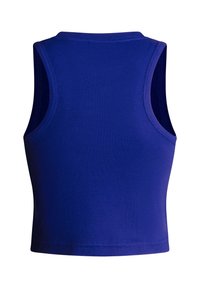 Αμάνικη κοντή μπλούζα σε στερεό βασιλικό μπλε χρώμα με υφασμάτινο ριμπ και στρογγυλή λαιμόκοψη, εμφανιζόμενη από πίσω.