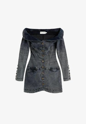 Õlgadeta tuhmunud musta teksariidest kleit pikkade varrukatega, esiküljel nööpide sulgemine, taskute detailid ja mansettidel nööpide kaunistused.