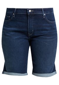 Pantalones cortos de mezclilla azul oscuro con puños enrollados, que presentan un diseño clásico de cinco bolsillos y un cierre de cremallera con botón.
