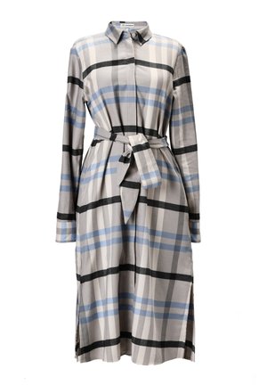 Robe chemise à carreaux en gris, noir et bleu clair. Manches longues, devant à boutons, taille ceinturée, fentes latérales et texture de tissu douce.