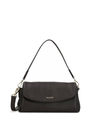 Sac à épaule en cuir noir avec rabat, garnitures dorées et logo "kazar" sur le devant, équipé d'une bandoulière ajustable et d'un design simple.
