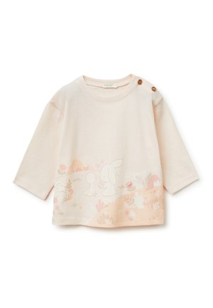 Cremfarbenes Baby-Shirt mit langen Ärmeln, Schulterknöpfen und einer weichen Illustration eines Hasen und Vogels, umgeben von pastellfarbenen floralen Elementen.