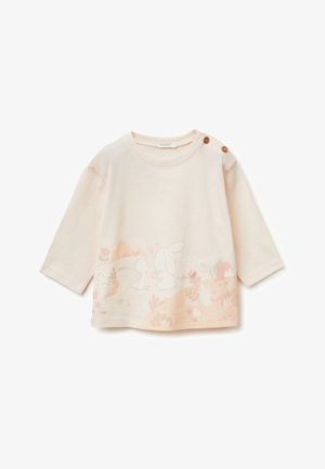 Camiseta para bebé de manga larga color crema con botones en el hombro y una suave ilustración de un conejito y un pájaro rodeados de elementos florales en tonos pastel.